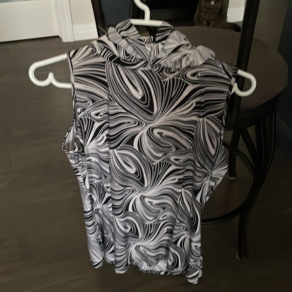 Black and white sleeveless top, never worn! Size Medium - Picture 3 of 3